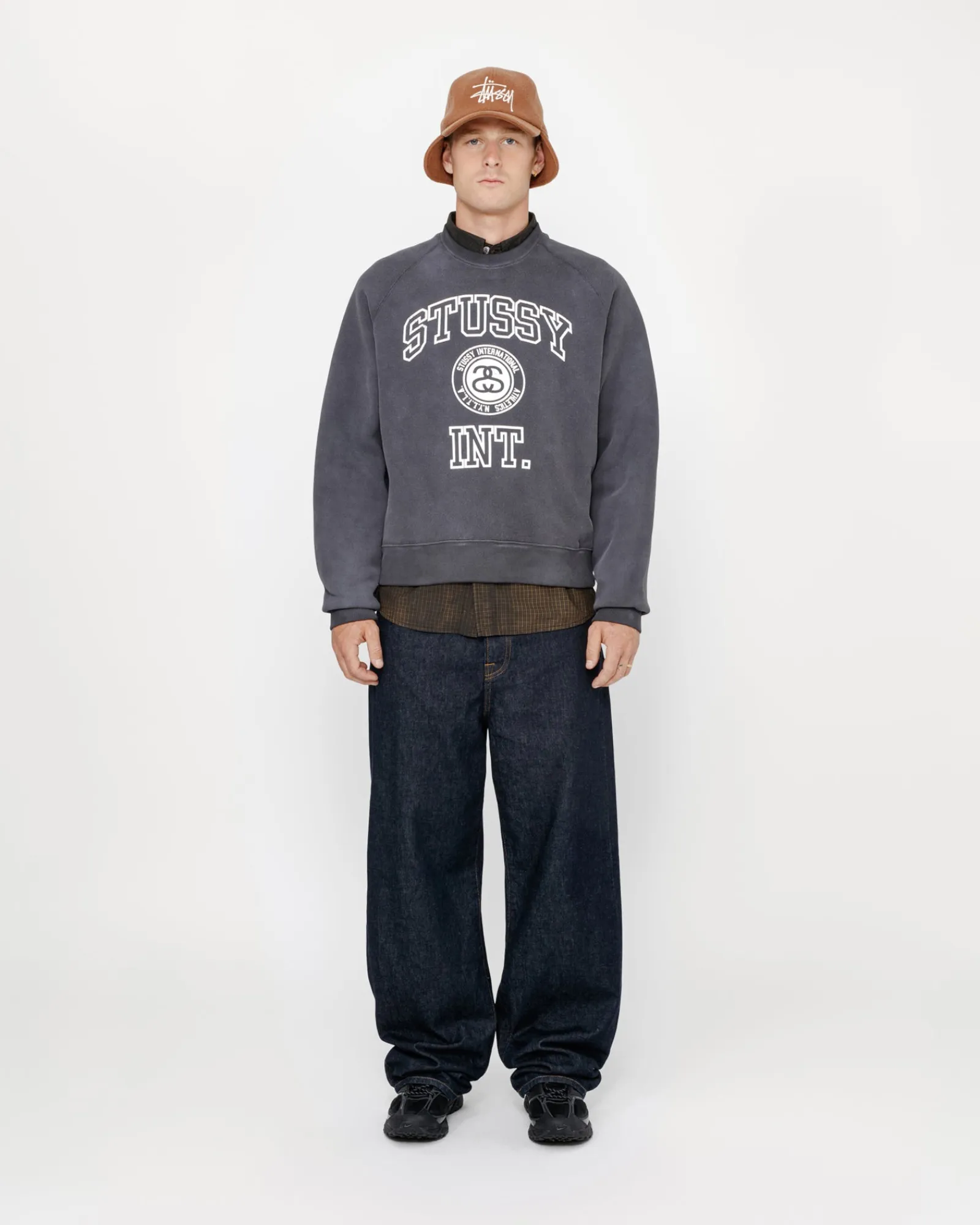 Crews>Stüssy OVERLOCK VARSITY RAGLAN CREW Washed Black