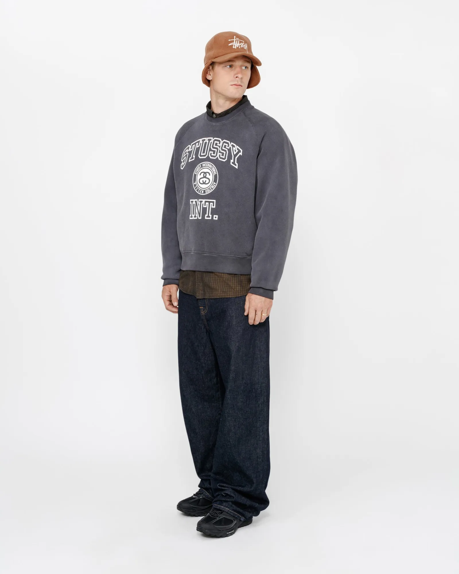 Crews>Stüssy OVERLOCK VARSITY RAGLAN CREW Washed Black