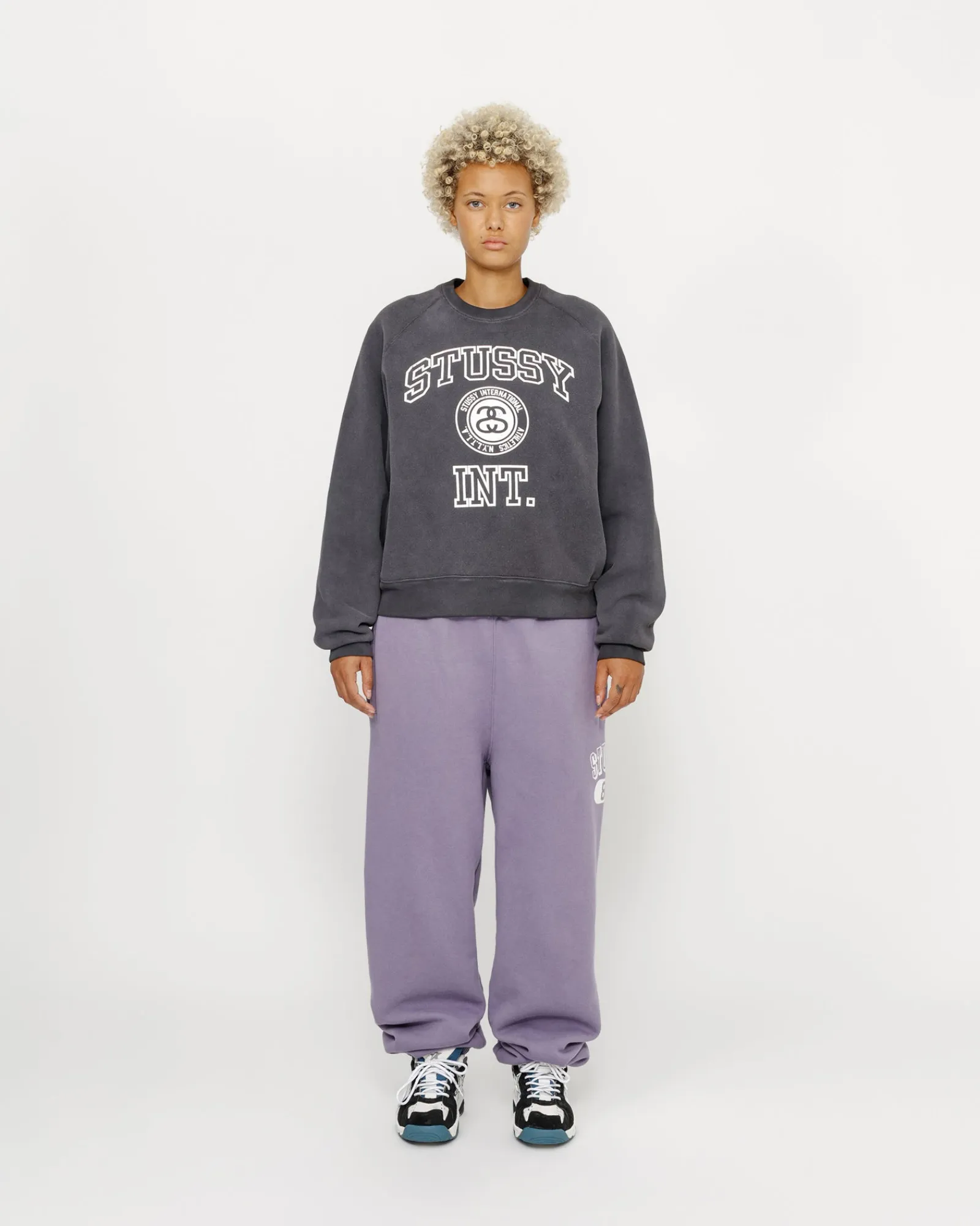Crews>Stüssy OVERLOCK VARSITY RAGLAN CREW Washed Black